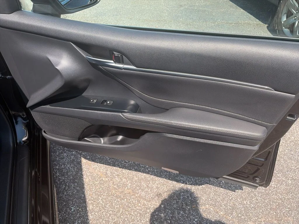Used 2018 Black Toyota XSE V6 image 19