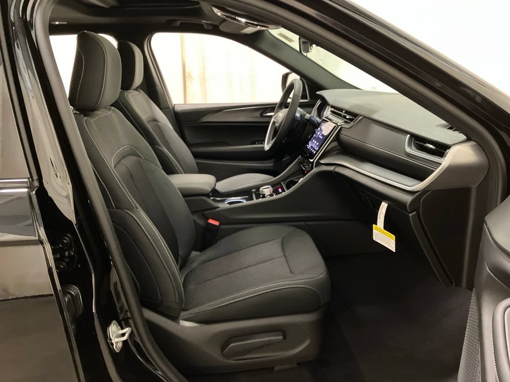 New 2026 Diamond Black Crystal Pearl-Coat Exterior Paint Jeep Laredo X image 19