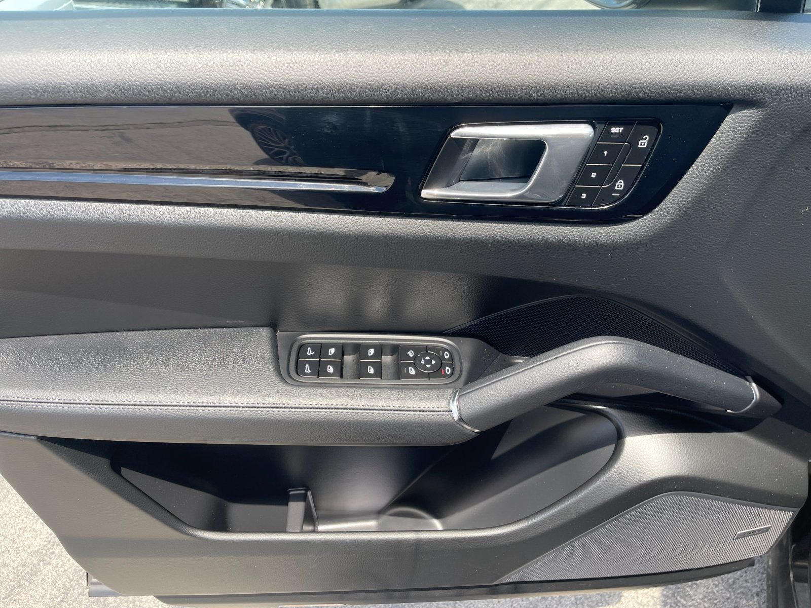 Used 2023  Porsche Base image 12