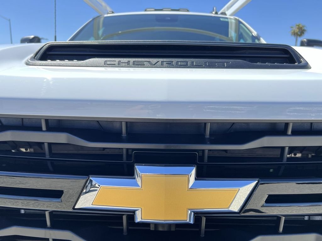 New 2026 Summit White Chevrolet Work Truck image 34