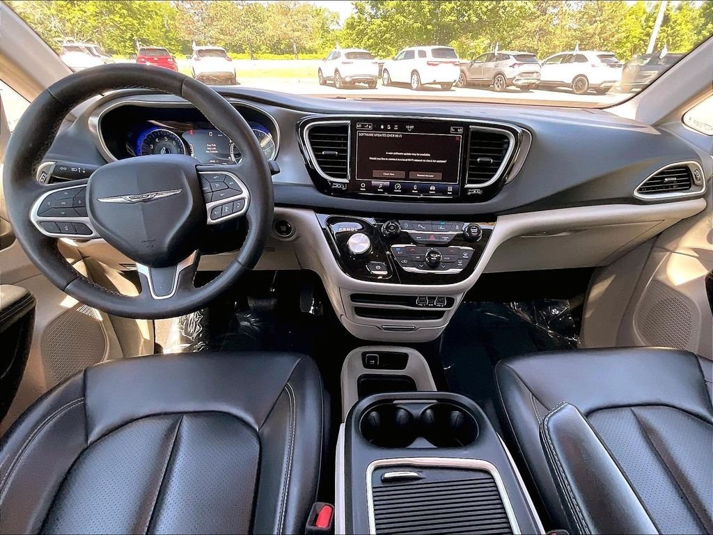 Used 2023 Black Chrysler Touring L image 22