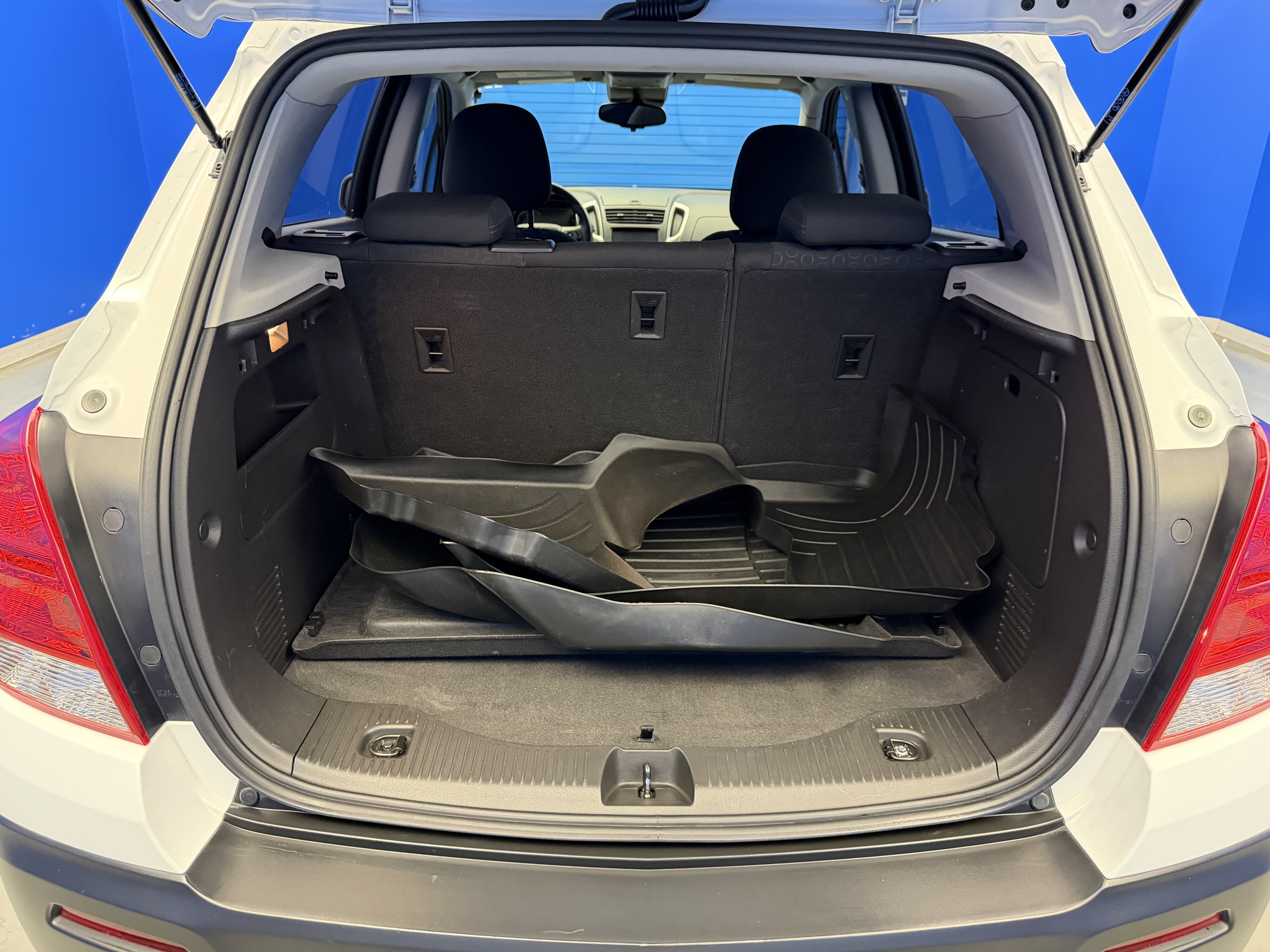 Used 2016 Summit White Chevrolet LS image 25
