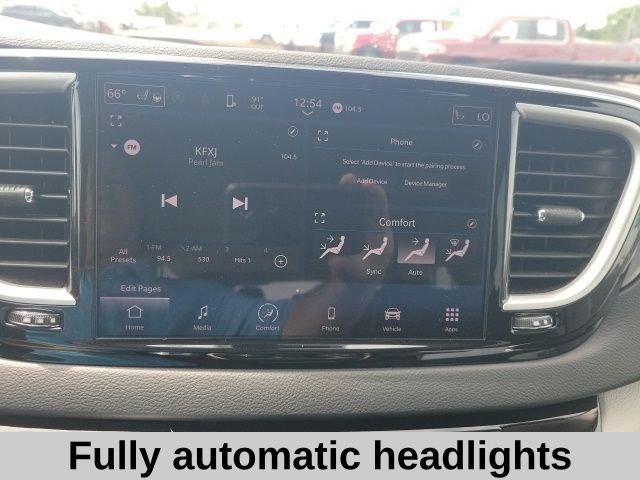 Used 2023 Brilliant Black Crystal Pearlcoat Chrysler Touring L image 9