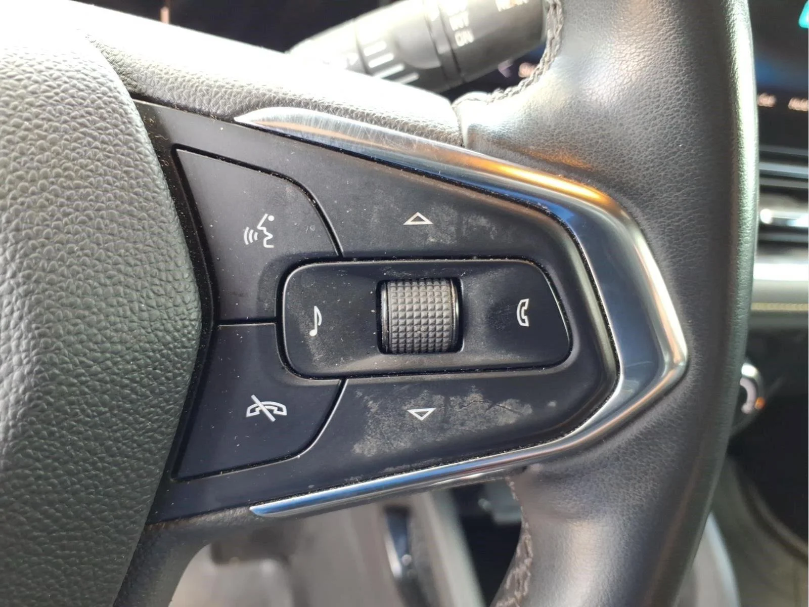 Used 2024 Mosaic Black Metallic Chevrolet ACTIV image 21
