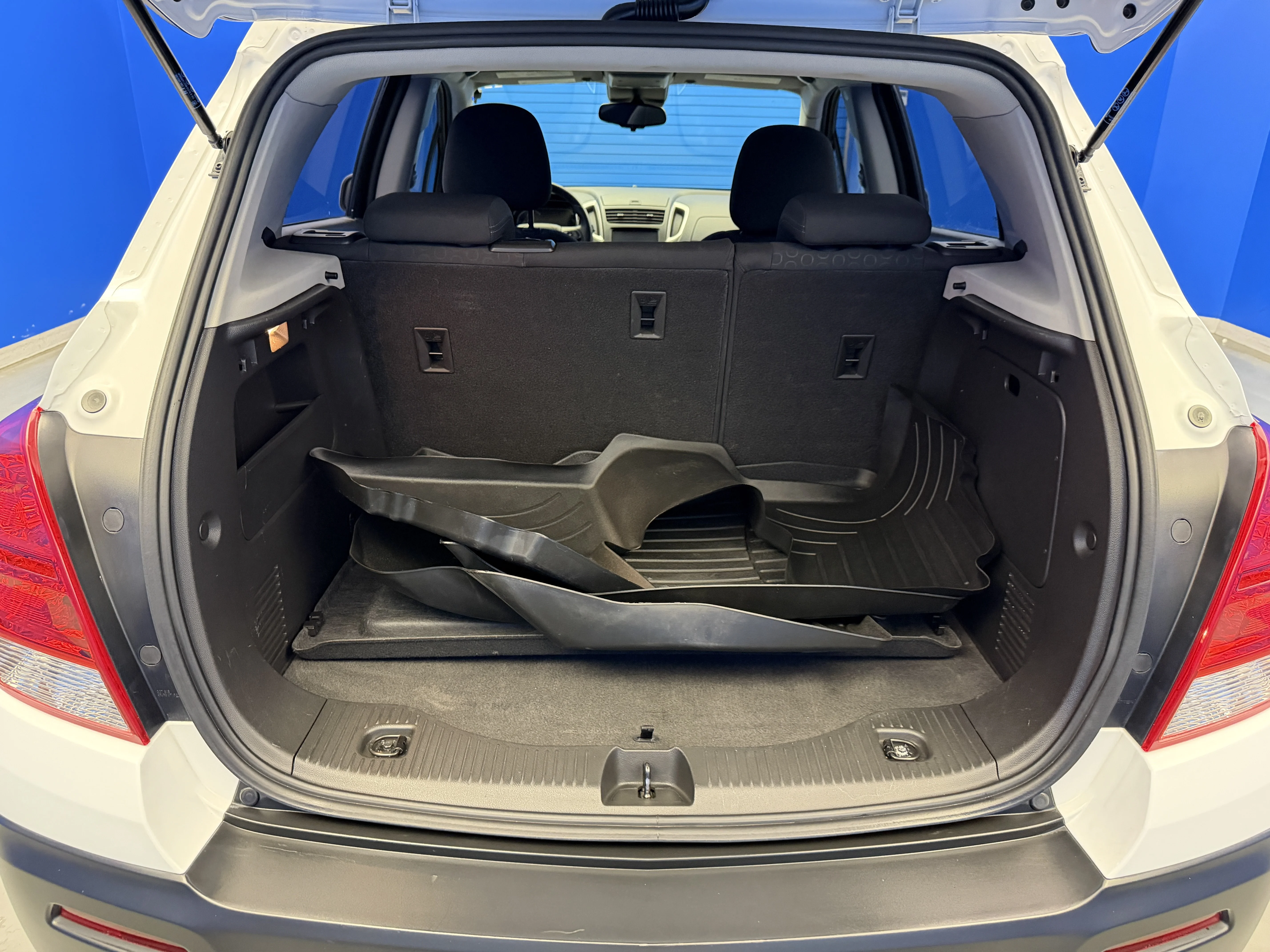 Used 2016 Summit White Chevrolet LS image 25