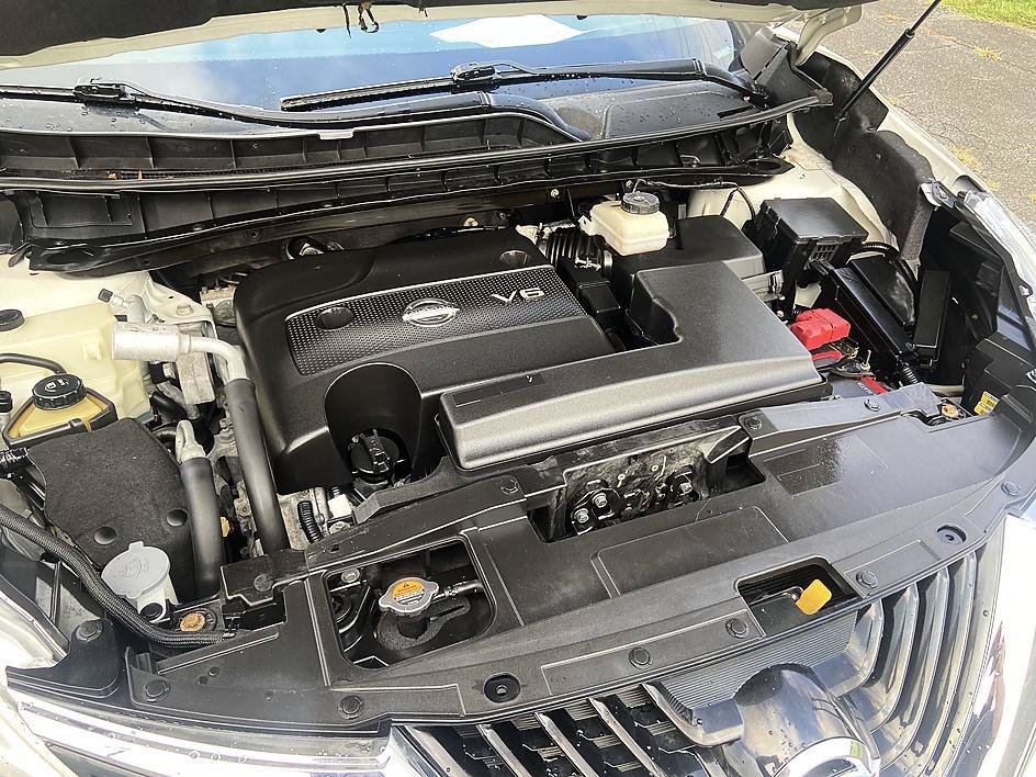 Used 2018 Pearl White Nissan SL image 17