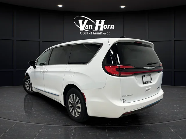 Used 2023 Bright White Clearcoat Chrysler Limited image 5