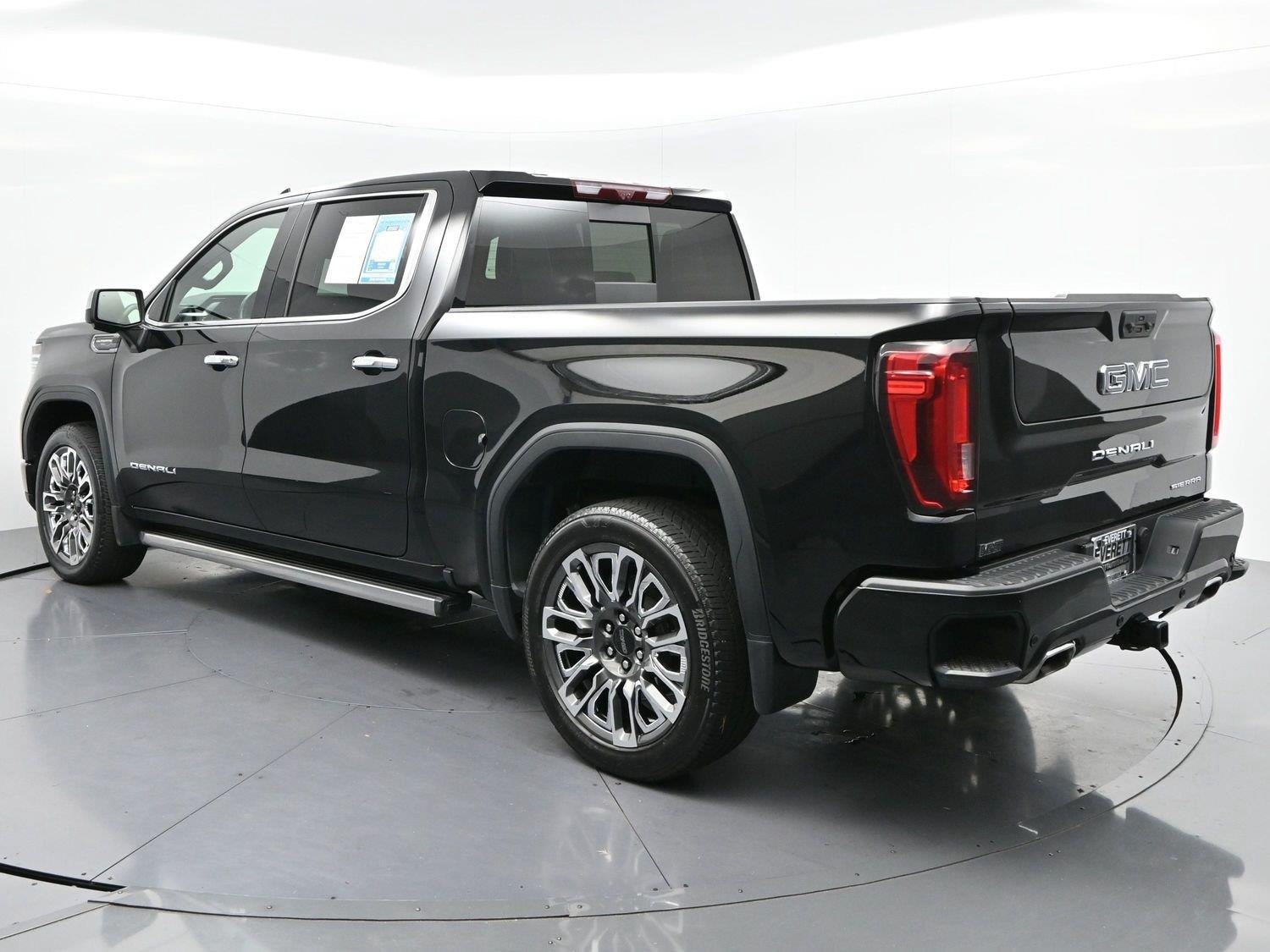 Used 2025 Onyx Black GMC Denali Ultimate image 5