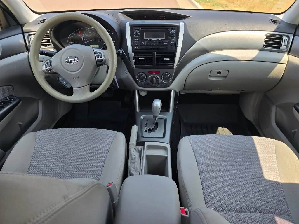 Used 2013 Satin White Pearl Subaru 2.5X image 27