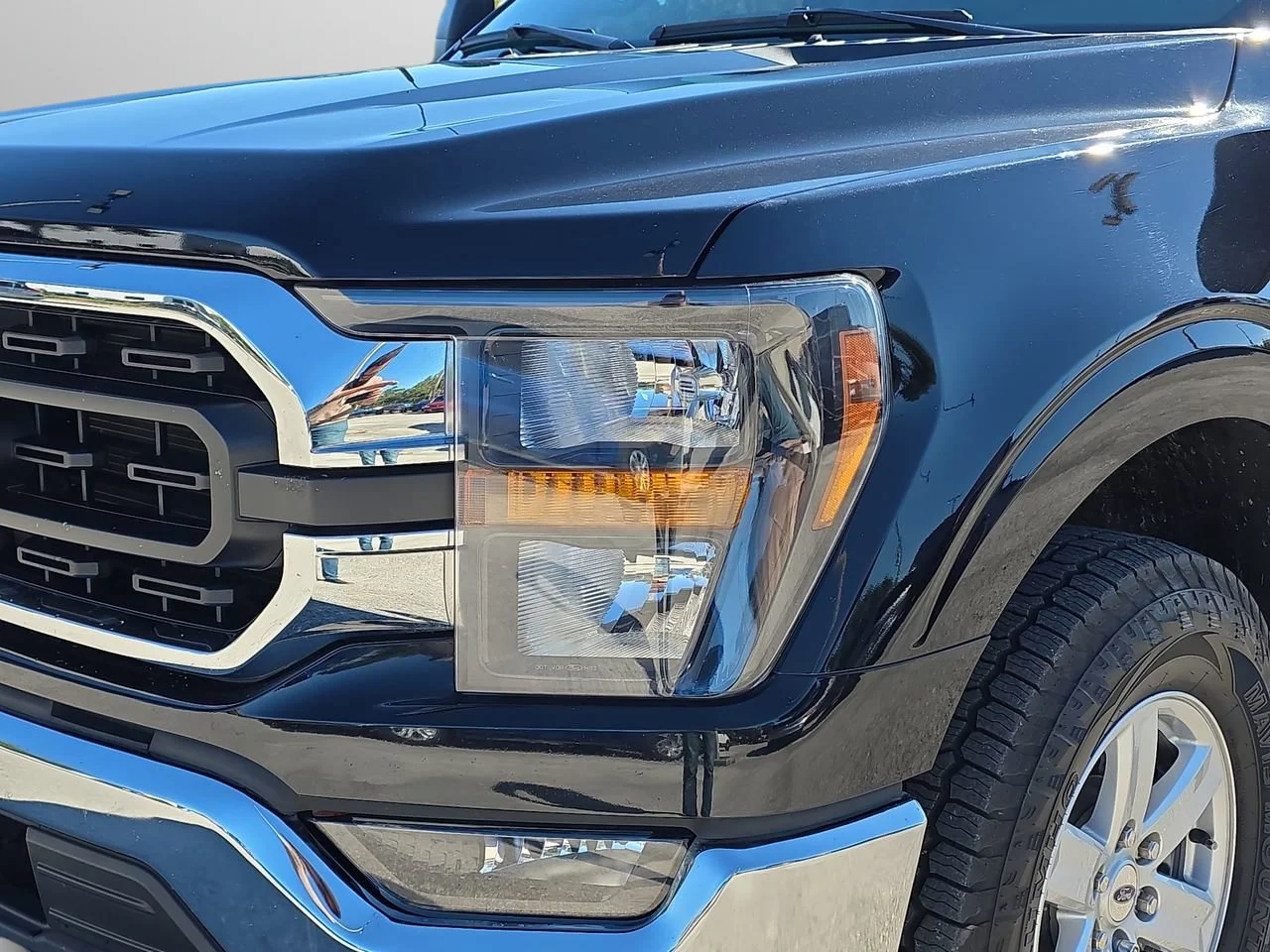 Used 2023 Agate Black Metallic Ford XLT image 44