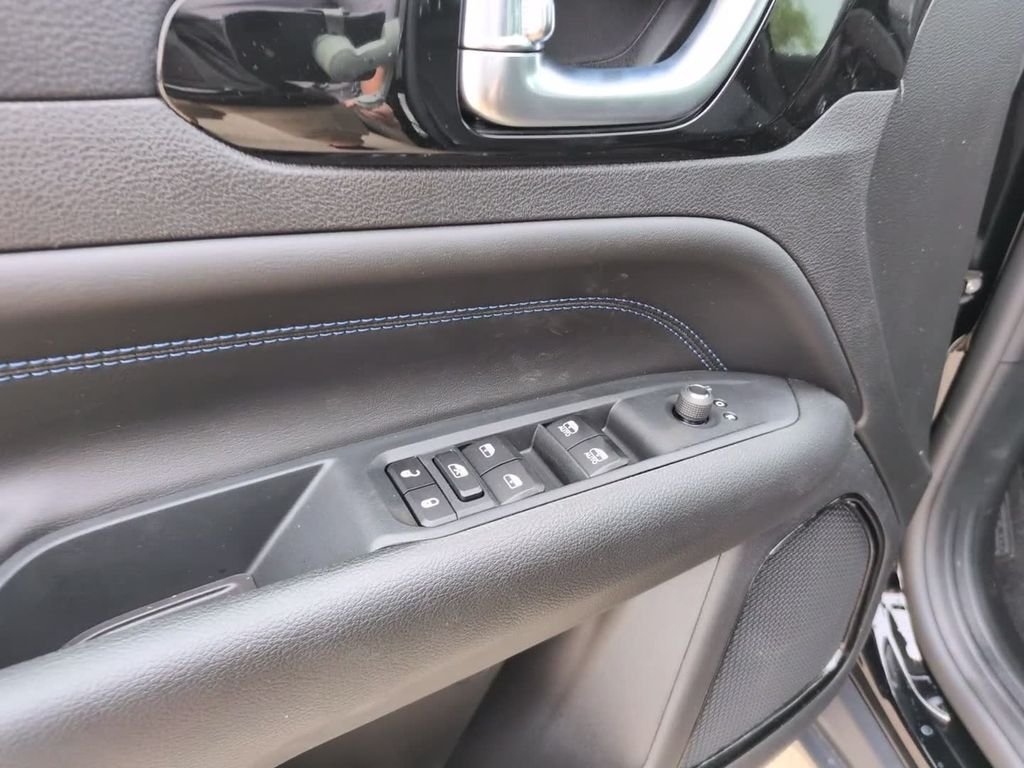 New 2026 Black Jeep Latitude image 15