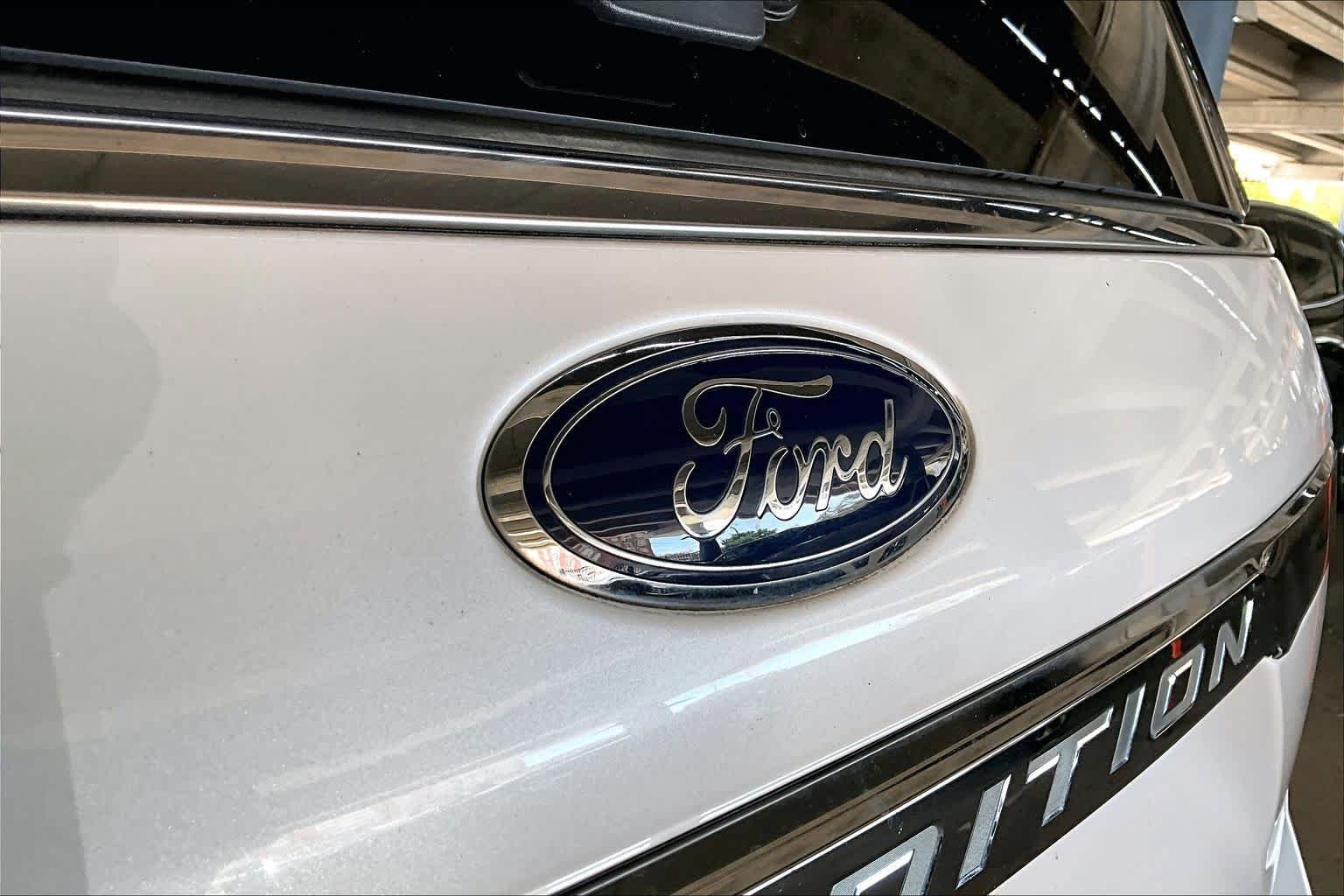 Used 2019 White Platinum Metallic Tri-Coat Ford Limited image 30