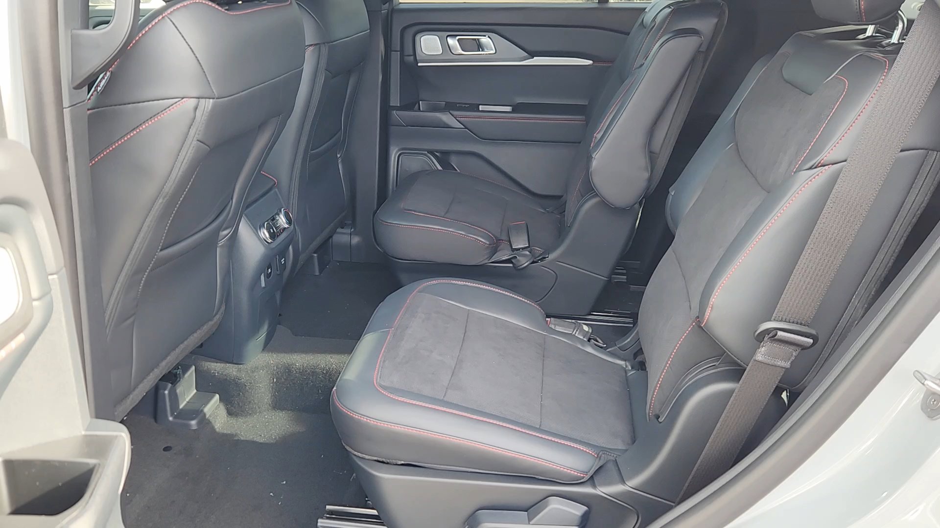 2026 Ford Explorer ST - Photo 14