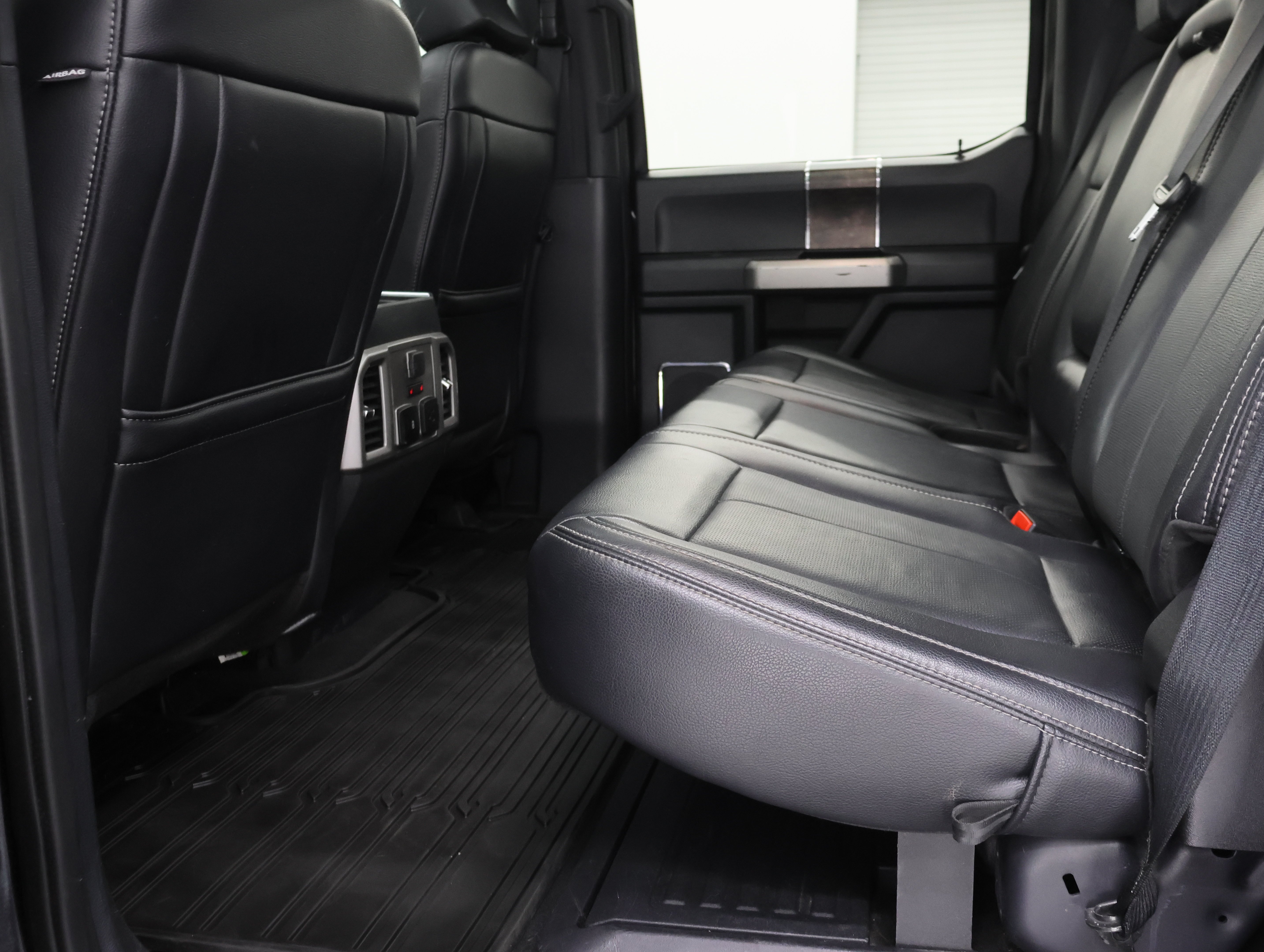 Used 2022 Agate Black Metallic Ford 4x4 Crew Cab Lariat w/Fx4: CREW-SHORT-LARIAT ULTIMATE-BLACK-FX4-6.7L DIESEL-NAV-PANO image 35