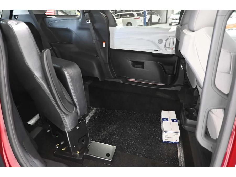 2026 Toyota Sienna LE - Photo 18