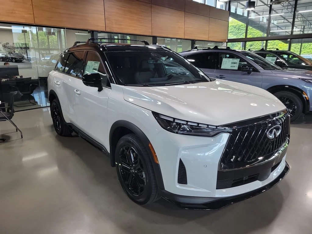 New 2027 2T RAD WHT INFINITI Sport AWD image 2