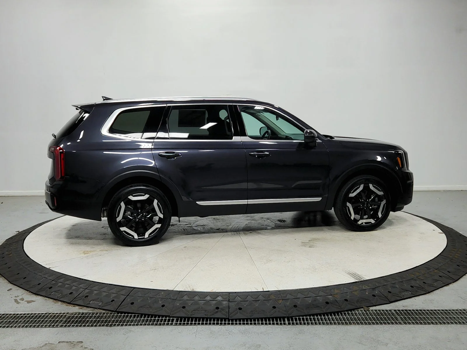 Used 2025  Kia S image 8