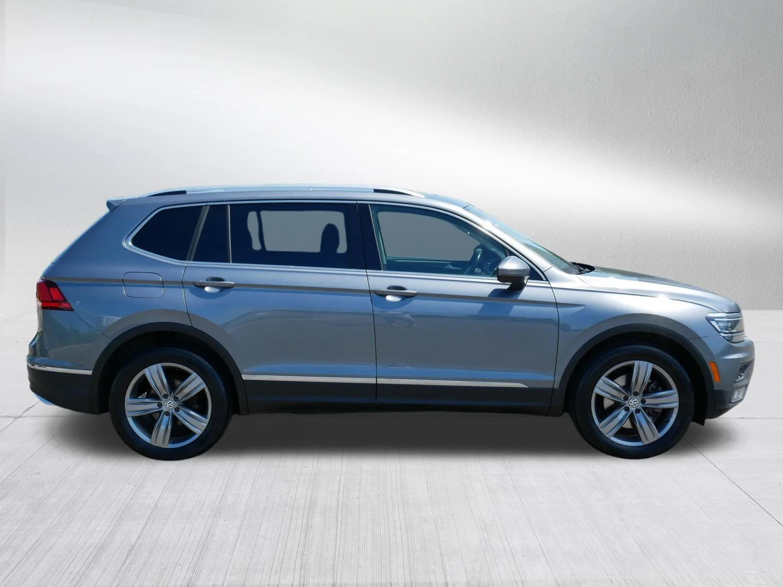 Used 2019 Platinum Gray Metallic Volkswagen SEL Premium image 8
