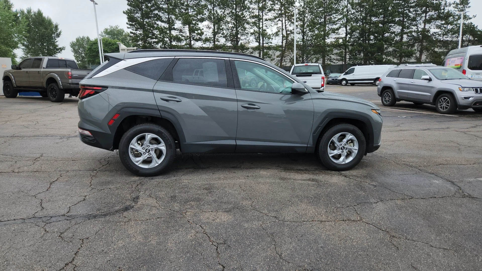 Used 2024 Hampton Gray Hyundai SEL image 12