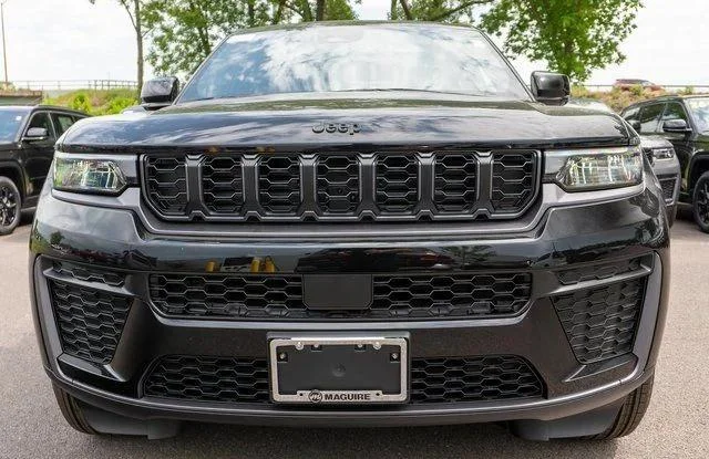 New 2026 Diamond Black Crystal Pearlcoat Jeep Laredo image 3
