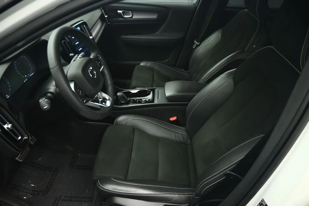 Used 2022 White Volvo R-Design image 50