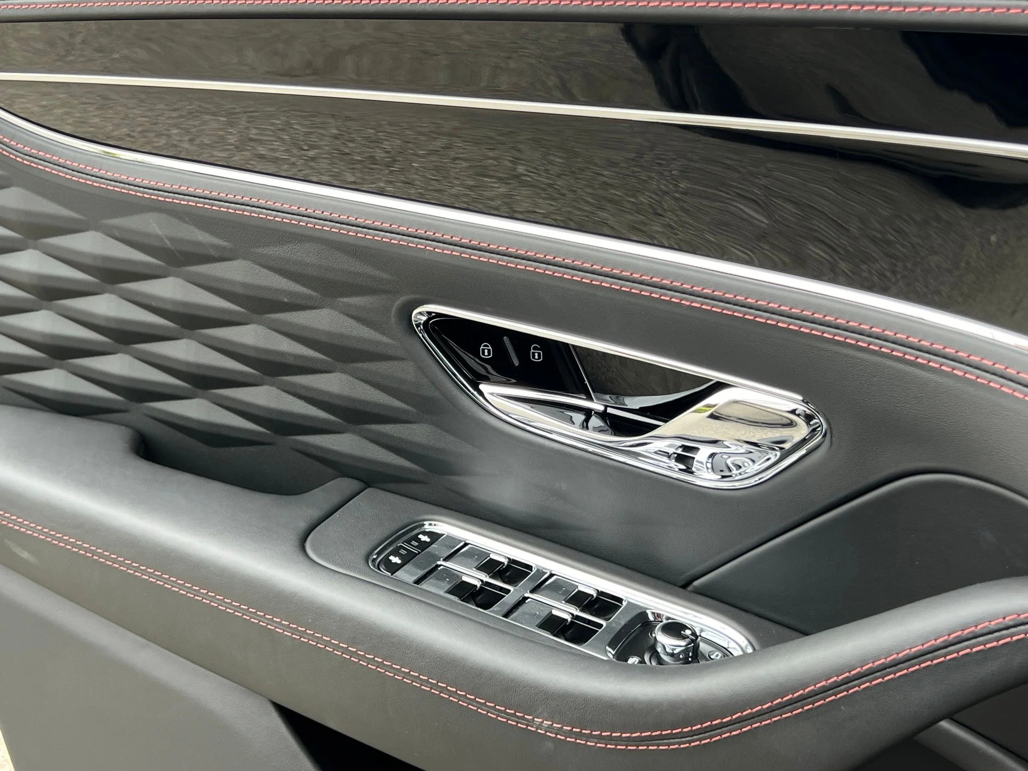 Used 2022 Black Bentley V8 image 30