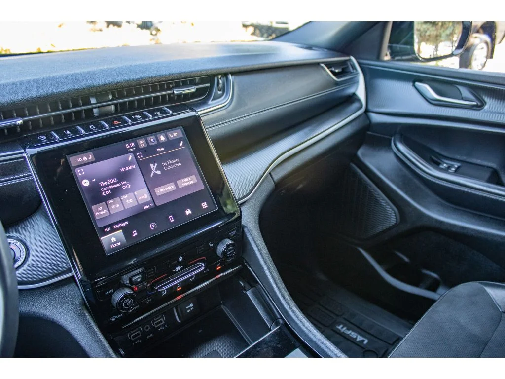 Used 2023 Baltic Gray Metallic Clearcoat Jeep Altitude image 43