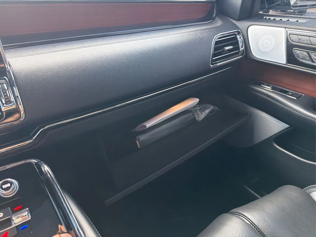 Used 2019 Black Metallic Lincoln Reserve image 32