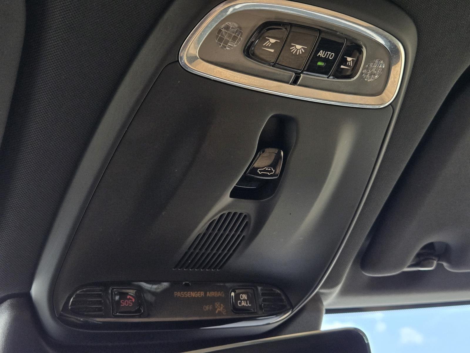 Used 2020 Ice White Volvo Momentum image 24