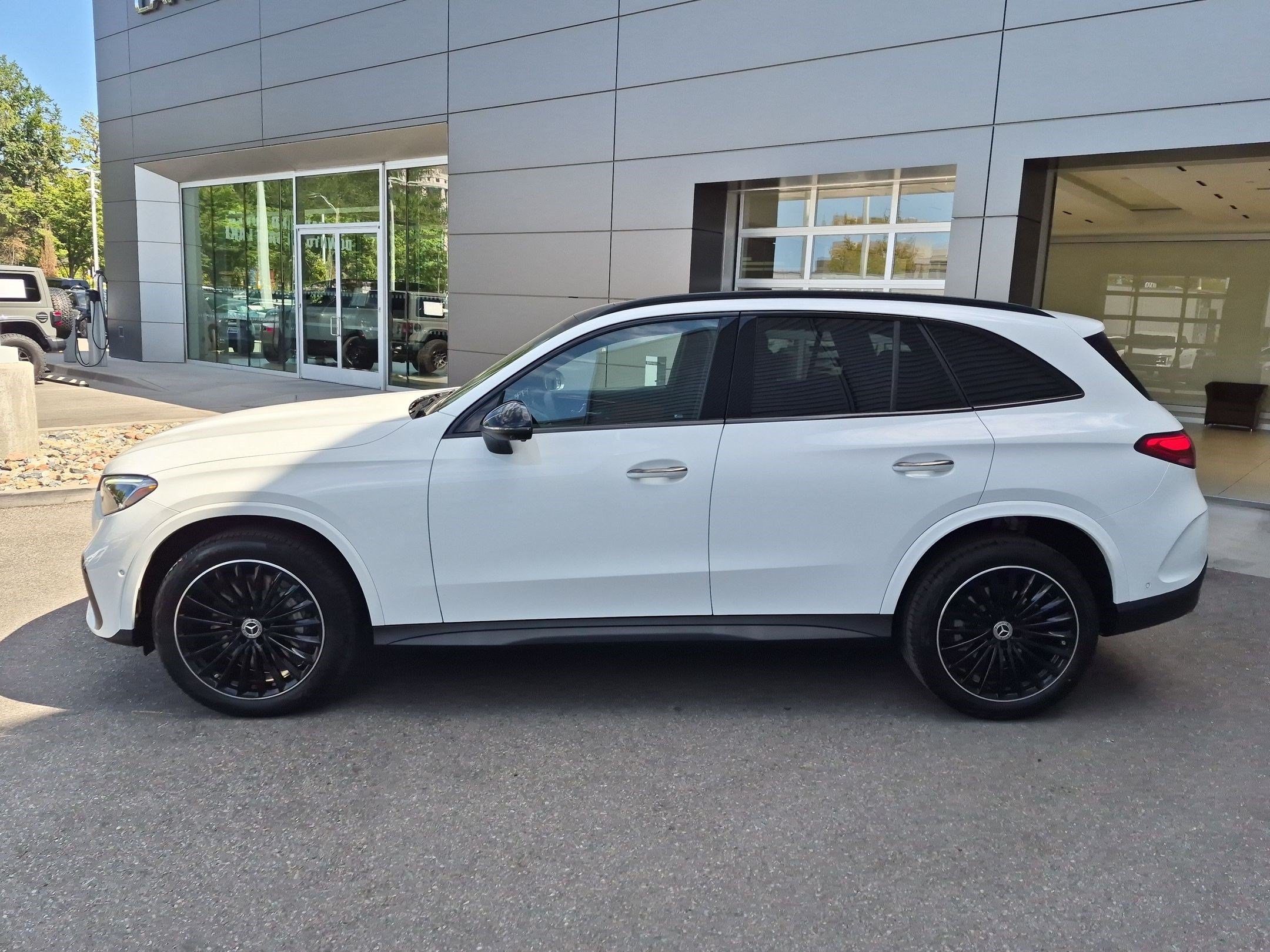 New 2027 Polar White Mercedes-Benz GLC 300 image 7