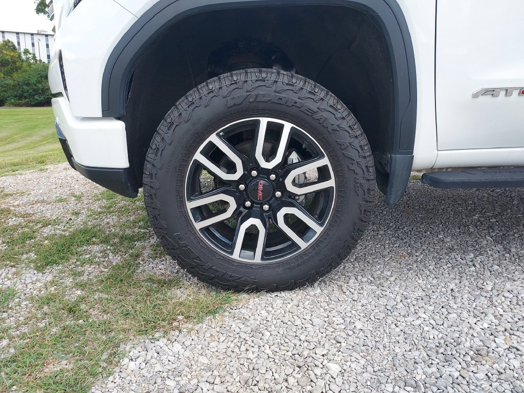 Used 2022 White GMC AT4 image 10