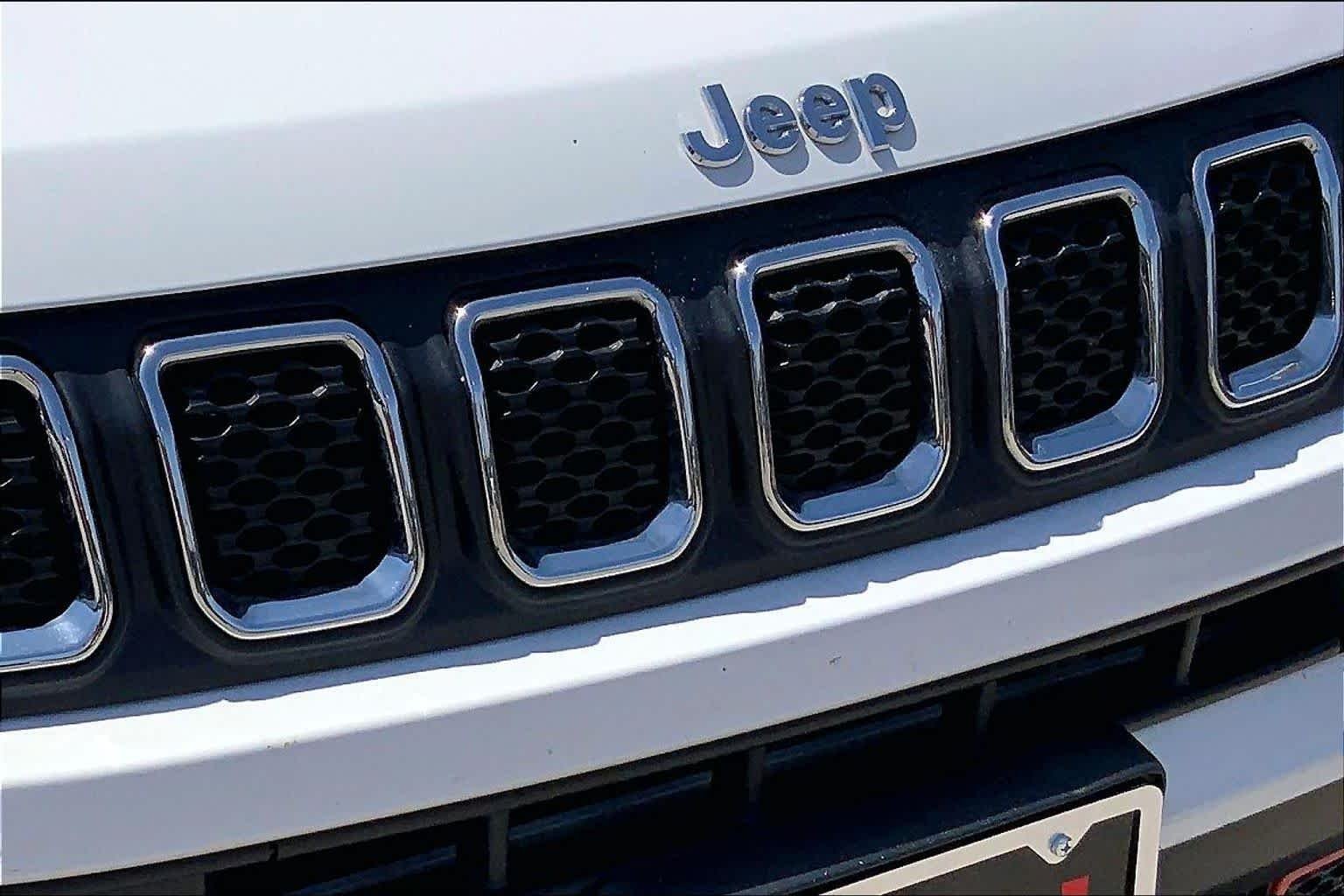 Used 2023 Bright White Clearcoat Jeep Latitude image 29