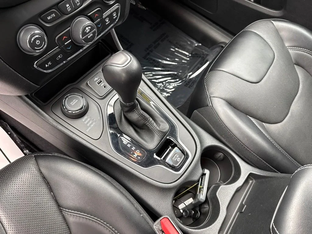 Used 2023 White Jeep Altitude image 21