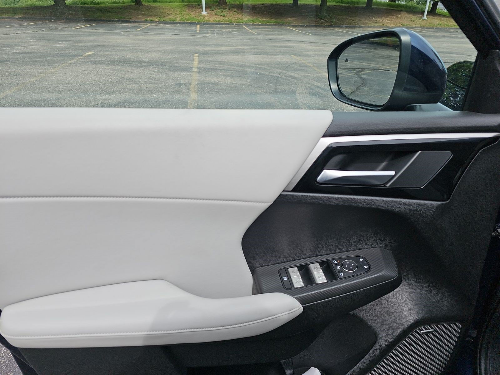 Used 2025 Silver Mitsubishi SE image 18