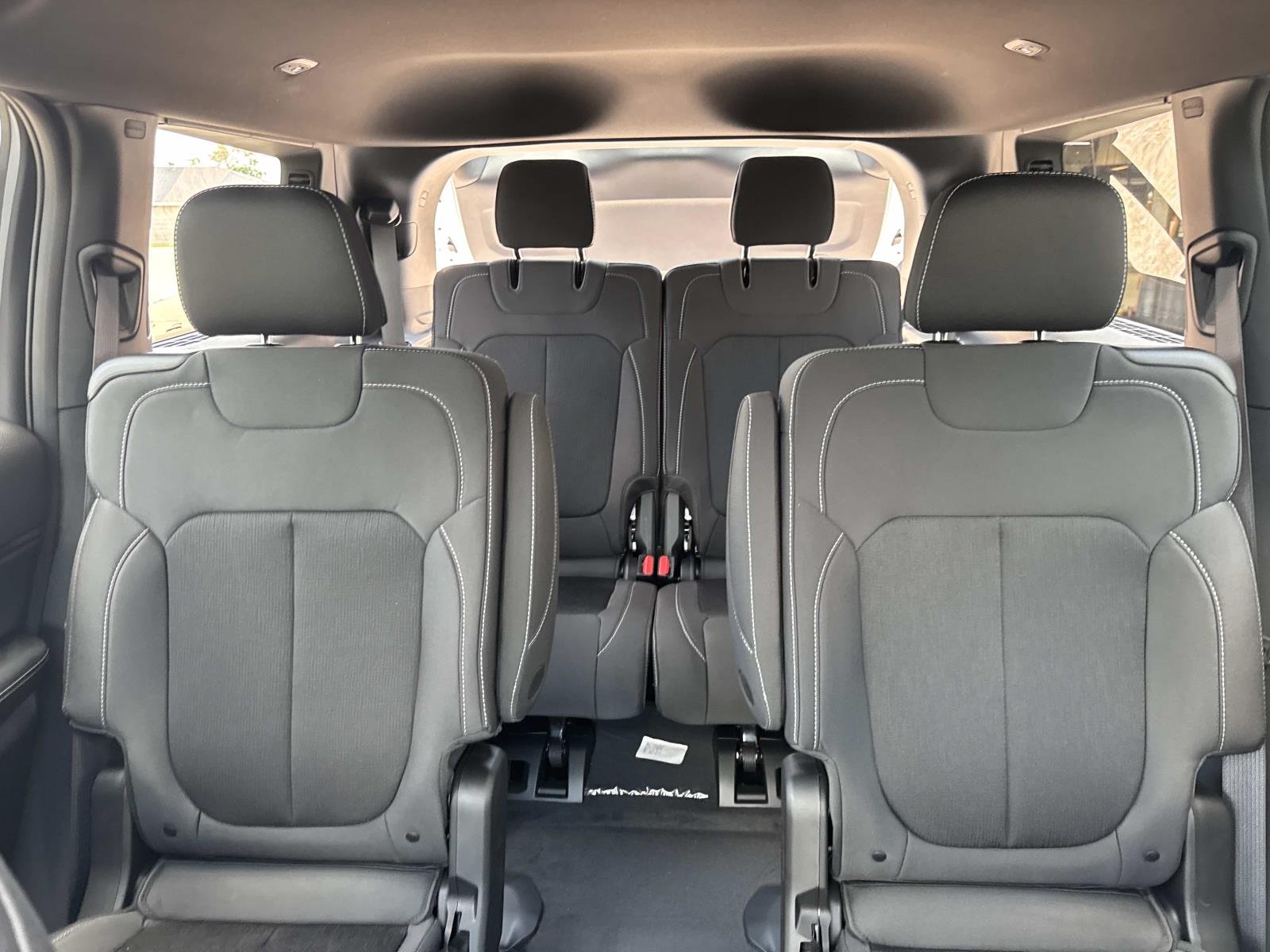New 2026 Bright White Clear-Coat Exterior Paint Jeep Laredo X image 7