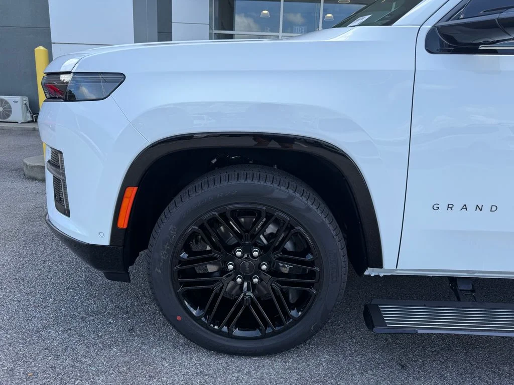 New 2026 Bright White Clear-Coat Exterior Paint Jeep Limited Reserve image 22