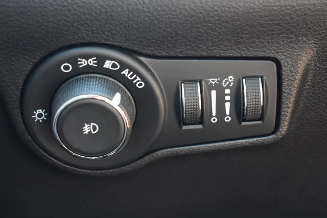 Used 2022 White Jeep Latitude image 24