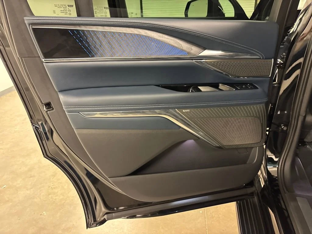 2025 Cadillac Escalade IQ Luxury 2 - Photo 28