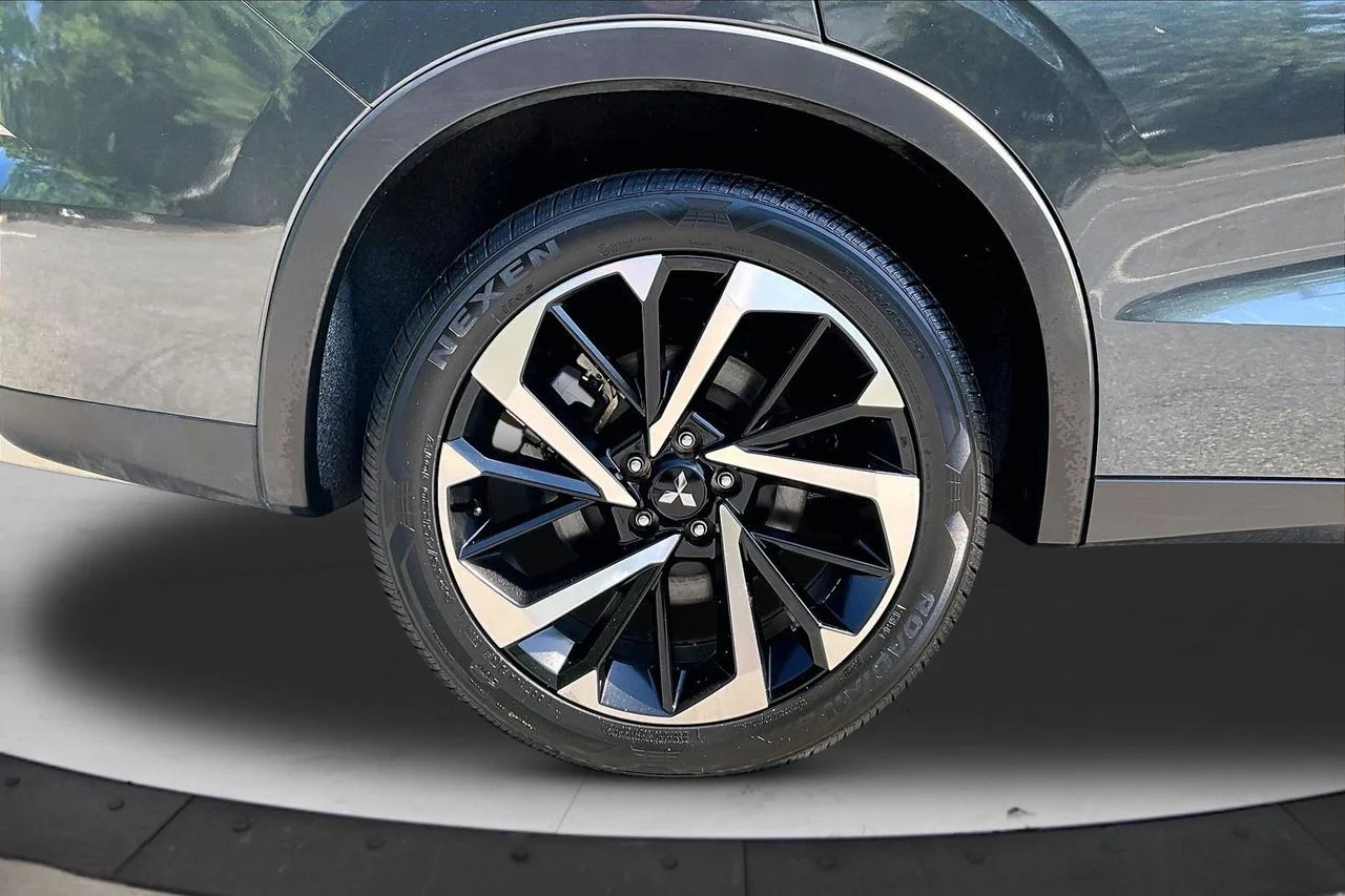 Certified Used 2024  Mitsubishi SE image 37