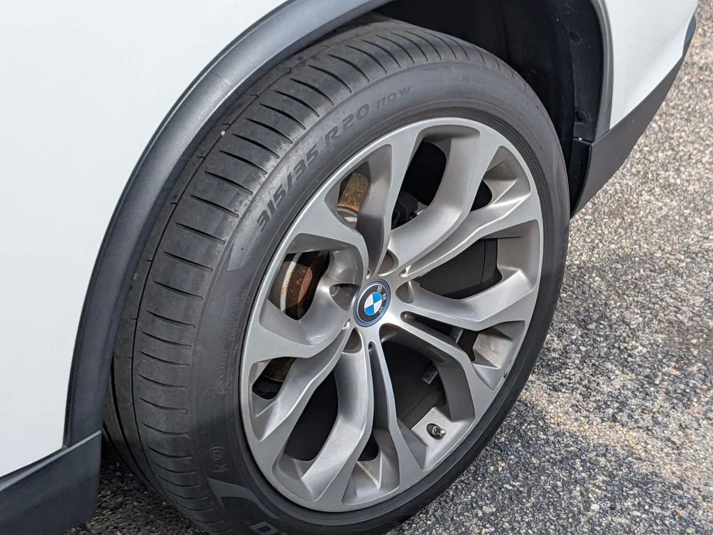 Used 2018 White BMW xDrive40e image 7