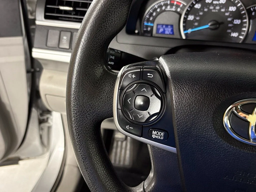 Used 2014 Silver Toyota LE image 18