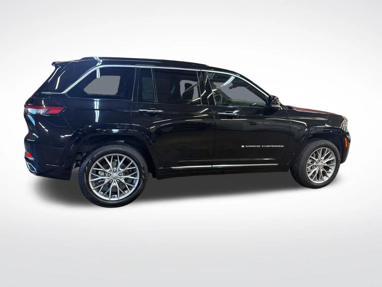 Used 2025 Diamond Black Jeep Summit image 7