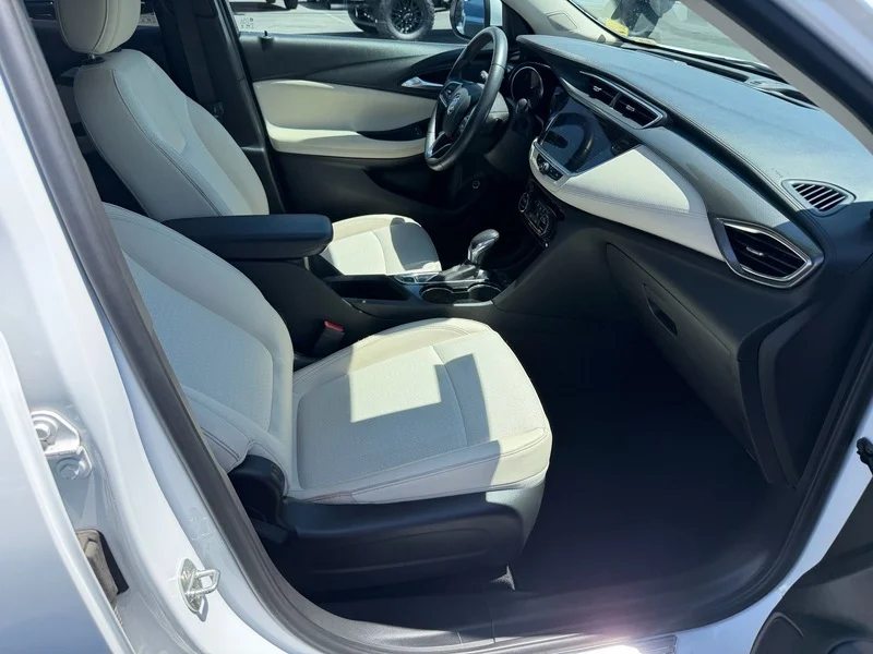 Used 2020 SUMMIT WHITE Buick Select image 16
