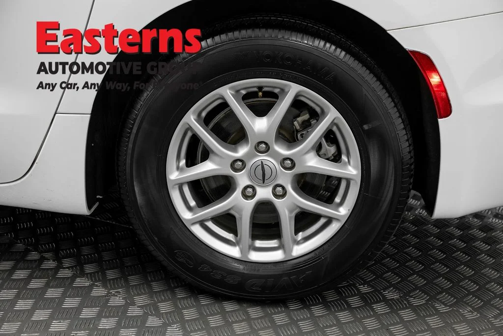 Used 2023 White Chrysler Touring L image 33