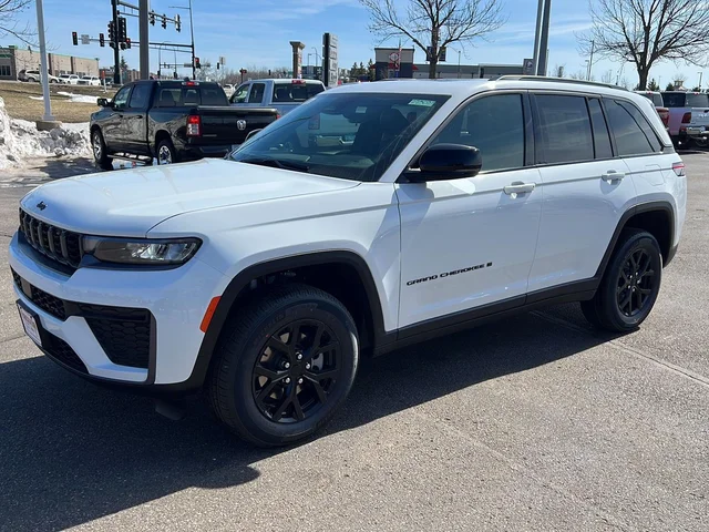 2026 Jeep Grand Cherokee Laredo Altitude