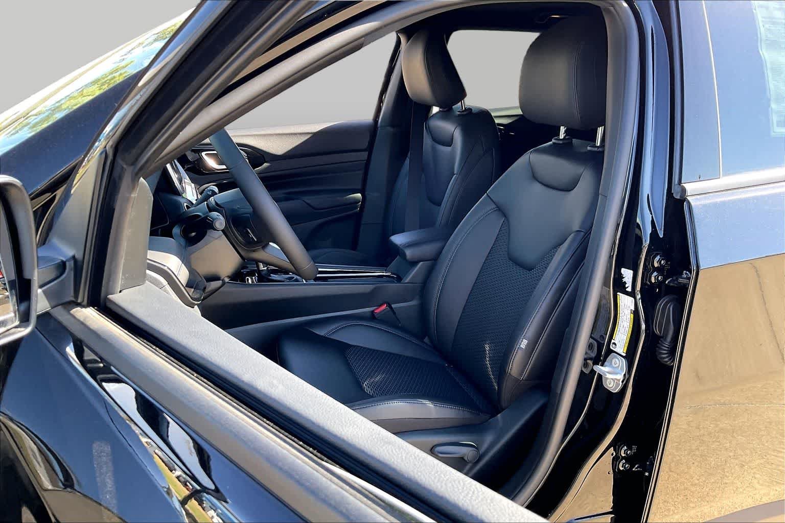 New 2026 Diamond Black Crystal Pearlcoat Jeep Latitude image 9