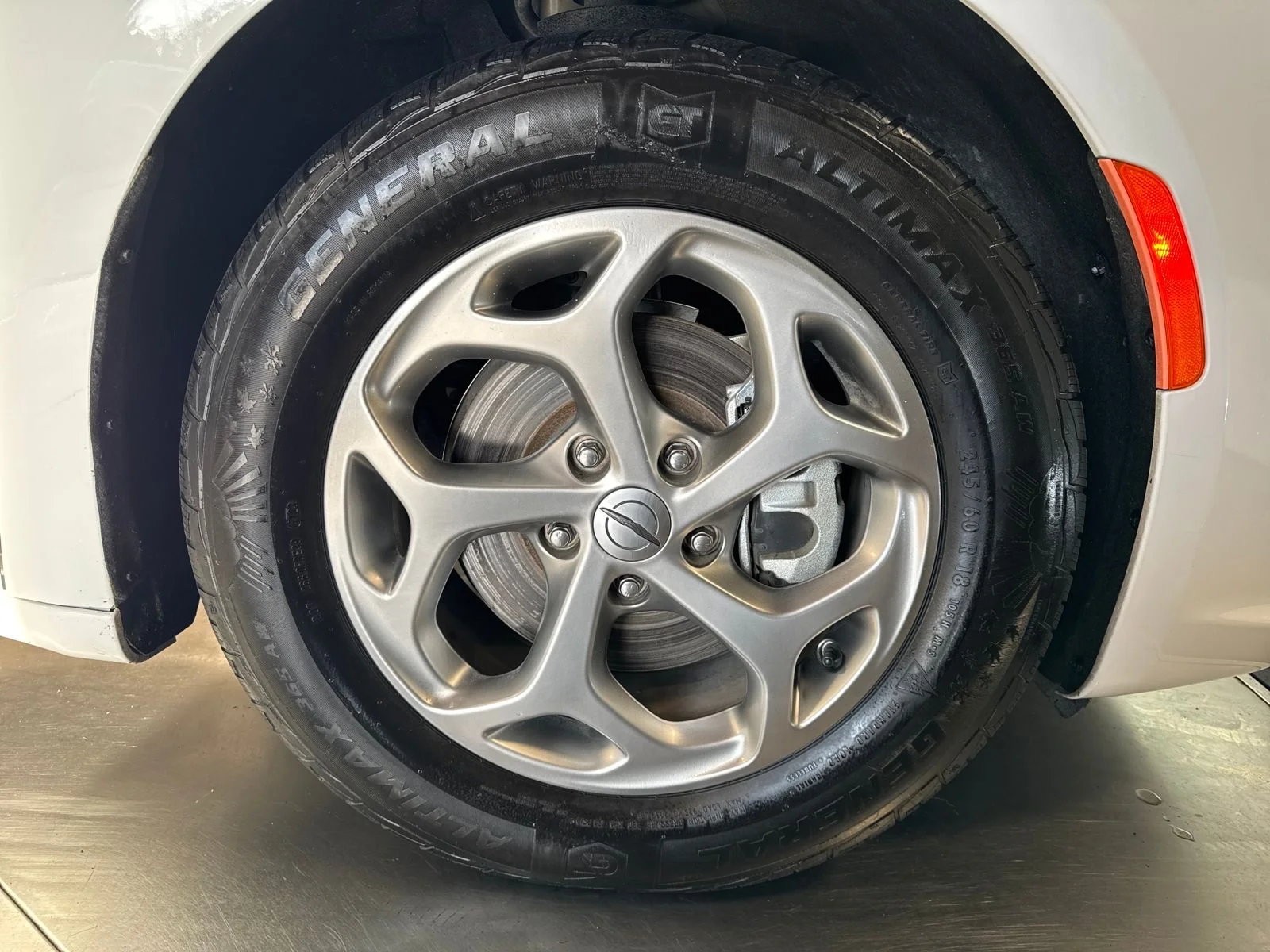 Used 2023 Bright White Clearcoat Chrysler Limited image 12