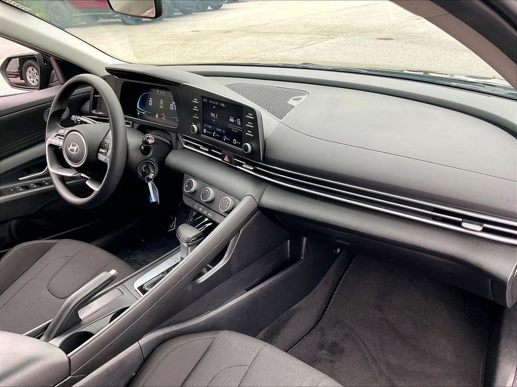Used 2025 Abyss Black Hyundai SE image 13