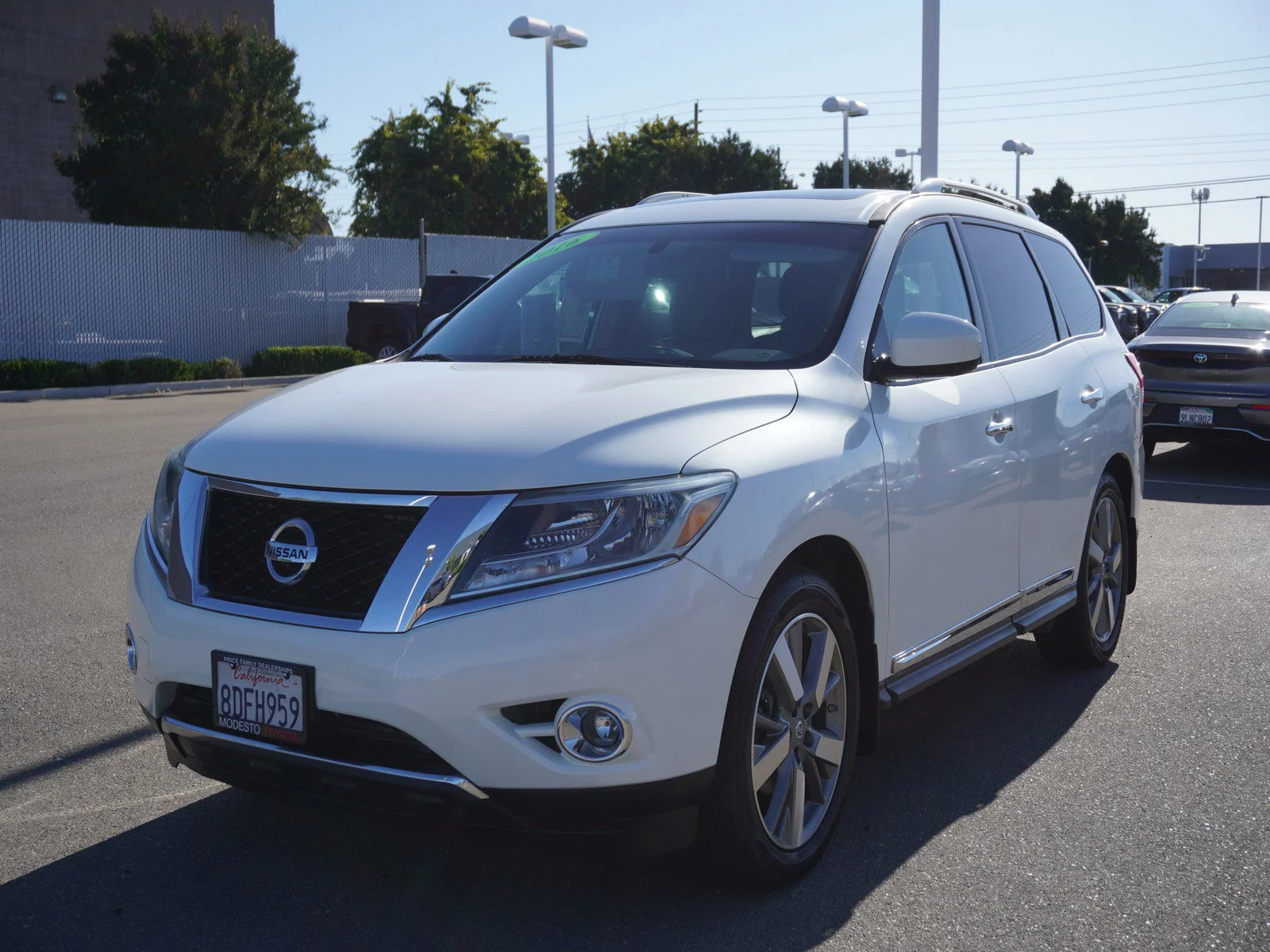 Used 2016 Pearl White Nissan Platinum image 7