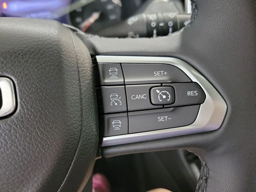 New 2026 Diamond Black Crystal Pearlcoat Jeep Latitude image 14